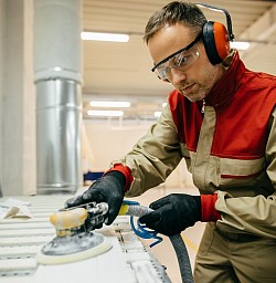 Schleifarbeiten an GFK Bauteilen